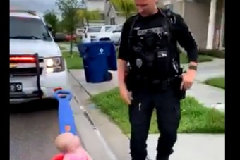 Megvan a napi cukiság, amit egy rendőr követett el kislányával