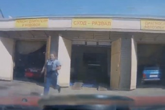 A szerelő megjavította a kocsit. Nézd mi történt utána