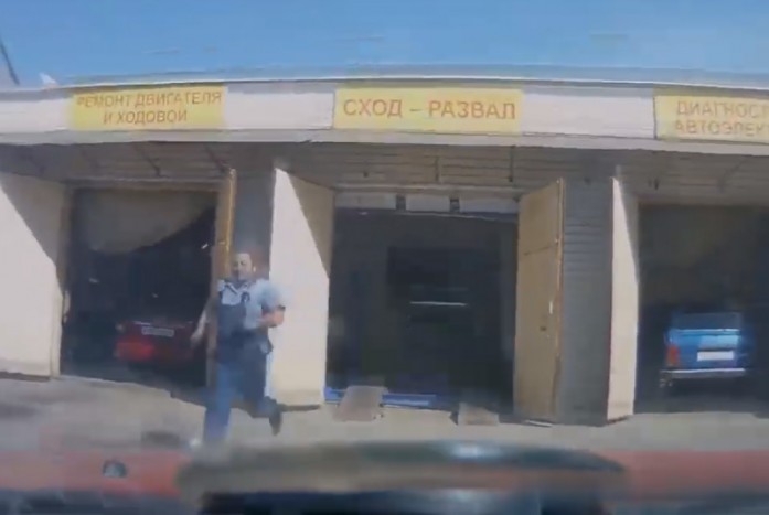 A szerelő megjavította a kocsit. Nézd mi történt utána