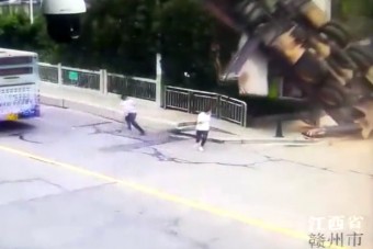 A gyalogosok közé zuhant egy darus kocsi