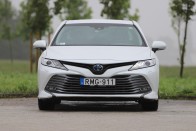 Hibrid, amit jó vezetni: Toyota Camry 3