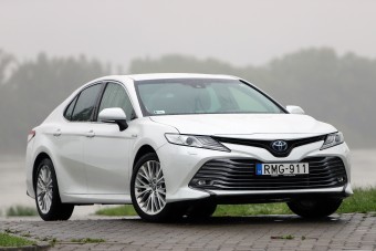 Hibrid, amit jó vezetni: Toyota Camry