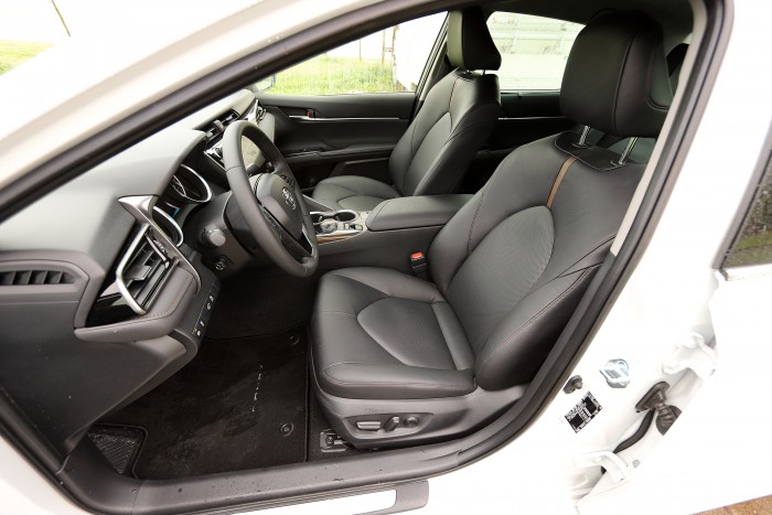 Hibrid, amit jó vezetni: Toyota Camry 9