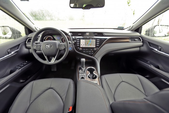 Hibrid, amit jó vezetni: Toyota Camry 14