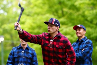 F1: Fejszével dobták meg Verstappent - videó