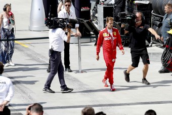 Videó: Hamilton fuvart ajánlott a dühöngő Vettelnek