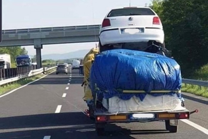 Újabb veszélyes vontatmány bukkant fel az M7-esen 1 | Vezess Újabb veszélyes vontatmány bukkant fel az M7-esen 1