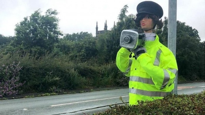Kitömött rendőrrel küzd egy elkeseredett lakos a gyorshajtók ellen 1 | Vezess Kitömött rendőrrel küzd egy elkeseredett lakos a gyorshajtók ellen 1