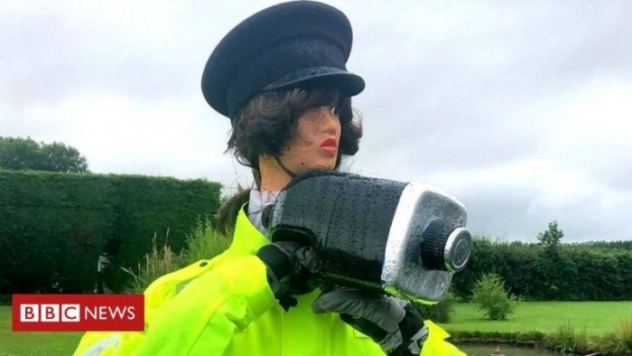 Kitömött rendőrrel küzd egy elkeseredett lakos a gyorshajtók ellen 2 | Vezess Kitömött rendőrrel küzd egy elkeseredett lakos a gyorshajtók ellen 2