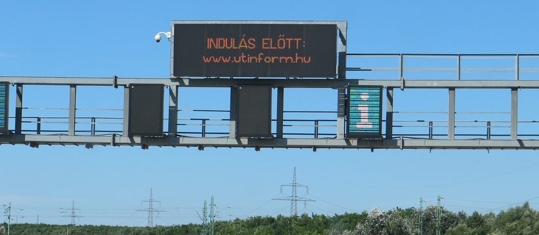 Mik azok a fura kamerák, antennák, dobozok az autópályák szélén?