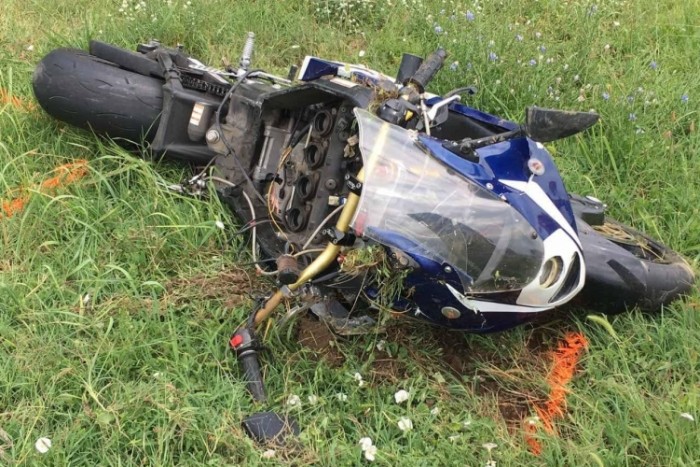 Egykerekezve előzgetett a magyar motoros, meghalt