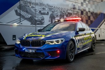 Kenguruk földjének leggyorsabb rendőrautója ez az M5