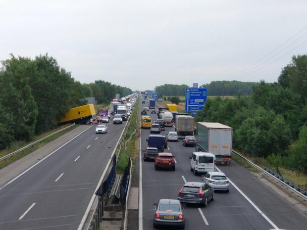 F1: Őrület, árokba csúszott a Renault kamionja az M1-esen 5 F1: Őrület, árokba csúszott a Renault kamionja az M1-esen 5