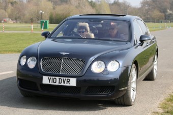 Luxusautón tanulnak vezetni az angol tinik