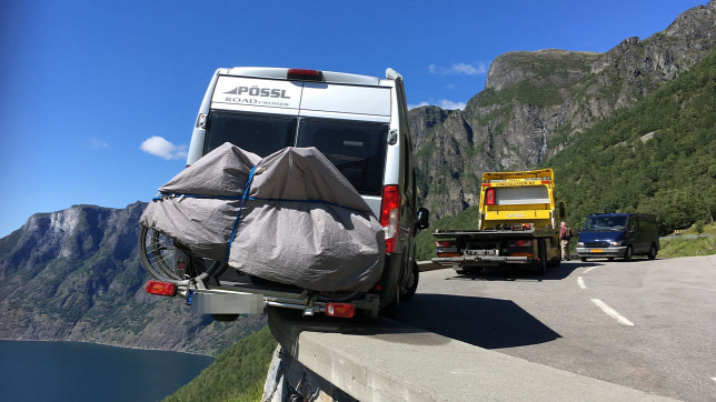 Ha a szakadék szélén állsz meg, mindig húzd be a kéziféket 1 | Vezess Ha a szakadék szélén állsz meg, mindig húzd be a kéziféket 1