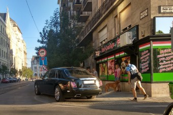 A tahó parkolásért járó díjat most ez a Rolls-Royce kapja