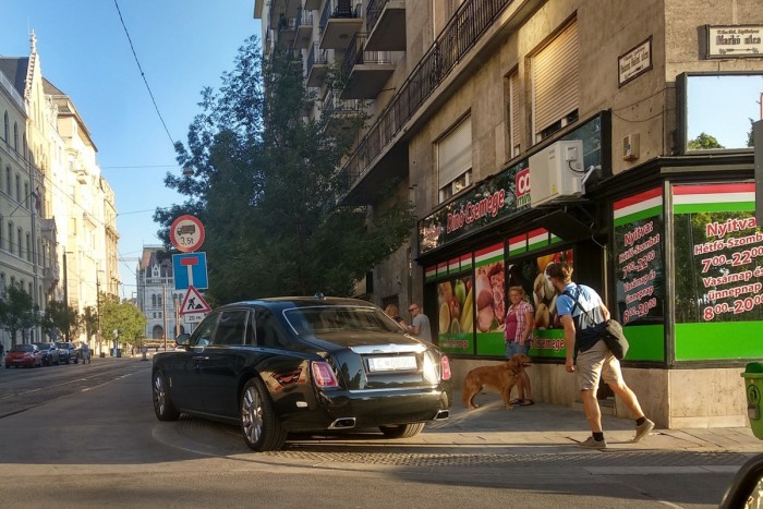 A tahó parkolásért járó díjat most ez a Rolls-Royce kapja 2 | Vezess A tahó parkolásért járó díjat most ez a Rolls-Royce kapja 2