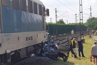 Kocsit toltak át a vasúti átjáróban Vecsésnél, elütötte az érkező vonat