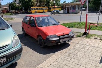 A nap vicces üzenete egy magyar Suzuki ablakára írva