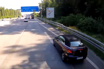 Tíz másodperc mutatja milyen az életveszélyesen lassú autós