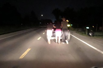 Három tini 9 kilométeren keresztül tolta egy vadidegen nő lerobbant kocsiját