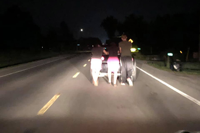 Három tini 9 kilométeren keresztül tolta egy vadidegen nő lerobbant kocsiját