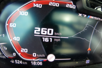 Lepadlózták autópályán a BMW X7-est, simán megy 260-at