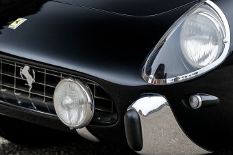 Ezzel a Ferrarival járt az olasz herceg, aki nagy kanállal ette az életet