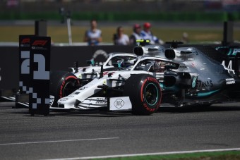 F1: Hajszálon múlt Hamilton leváltása