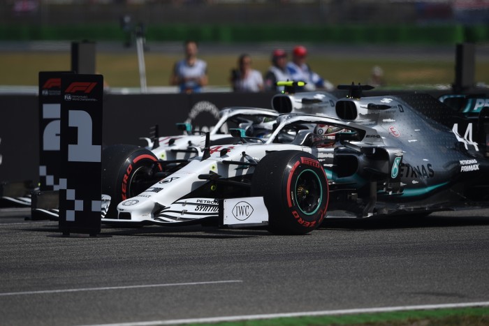 F1: Hajszálon múlt Hamilton leváltása