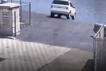 Összekeverte a pedálokat, folyóba hajtott a 64 éves hölgy