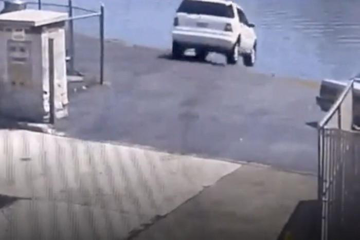 Összekeverte a pedálokat, folyóba hajtott a 64 éves hölgy