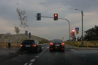 Aki így hajt át a piroson, annak jó időre be kéne vonni a jogosítványát