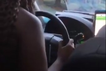 Fuvar közben tört le egy Uber-kocsi kormánya