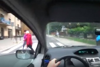 Élőben közvetítette, hogy gyalogosokat rémít meg az autós