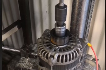 Leleményes szaki mutatja meg, hogy lehet öt perc alatt gyorstöltőt tákolni egy műhelyben