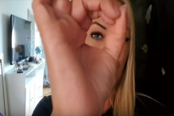 Úgy választja el a kupakot az üdítős palacktól ez a lány, ahogyan senki más