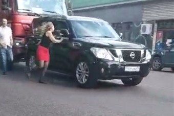 Meglepően reagált a teherautó sofőrje az útját elálló autóra