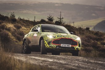 Keresztben lehet majd csapatni az Aston Martin SUV-jával