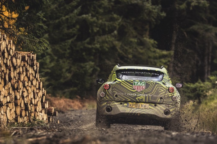 Keresztben lehet majd csapatni az Aston Martin SUV-jával 4