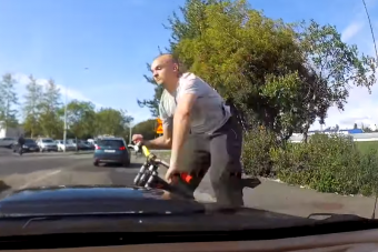 Csúnyán megjárta a semmiből előugró bringás