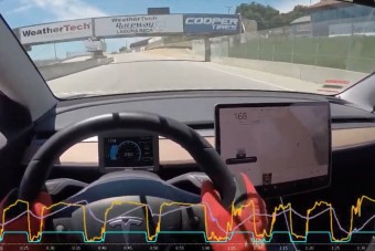 Amerikai pályanapon autóztak remek időt egy átalakított Teslával