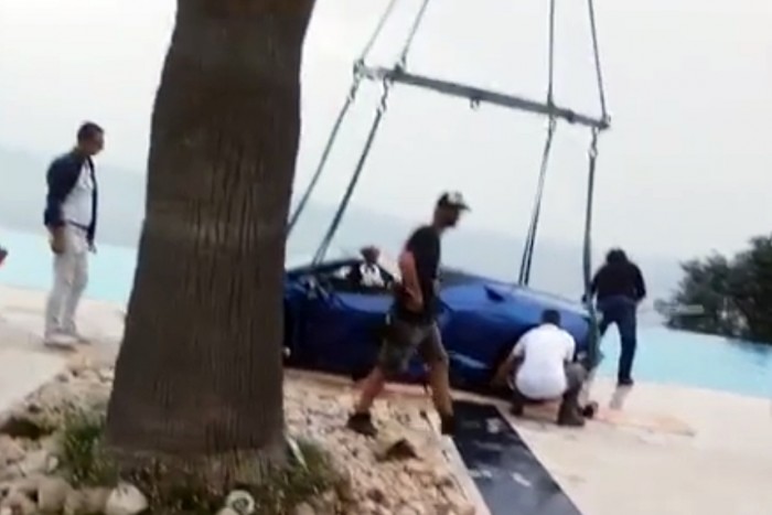 Lamborghinivel hajtott medencébe a Playboy-lány 1