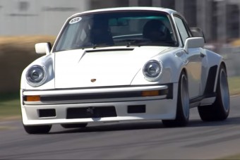 Mozgásban az F1-motoros Porsche 911-es