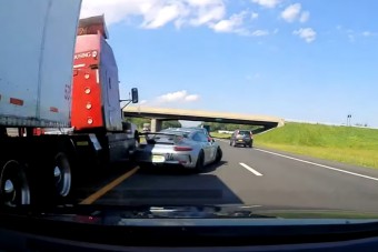 Nagyot mentett ennek a 911-es Porschénak a sofőrje