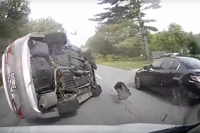 Érthetetlen borulást hozott össze ez az autós
