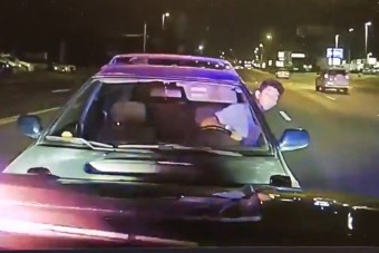 Rendőrautónak rohant részegen egy autós