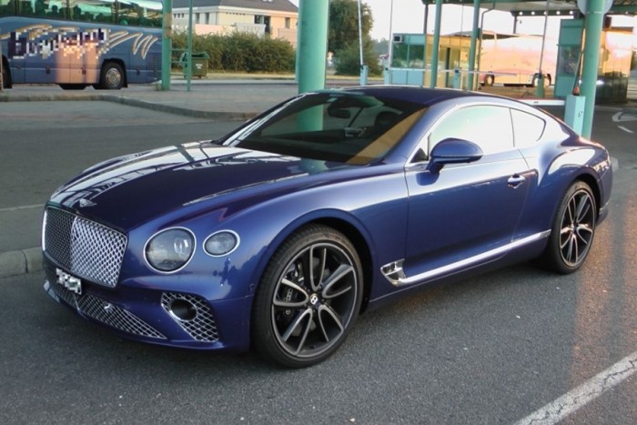 Lopott Bentley-t fogtak a magyar rendőrök