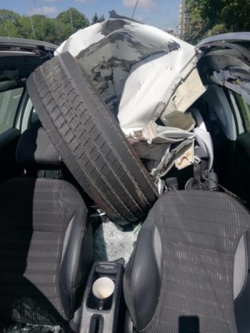 Elszabadult kerék csapott szét egy kocsit az autópályán 3 | Vezess Elszabadult kerék csapott szét egy kocsit az autópályán 3