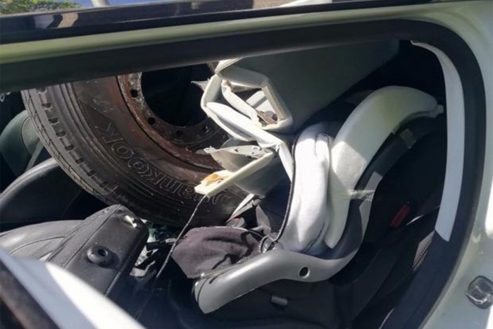 Elszabadult kerék csapott szét egy kocsit az autópályán